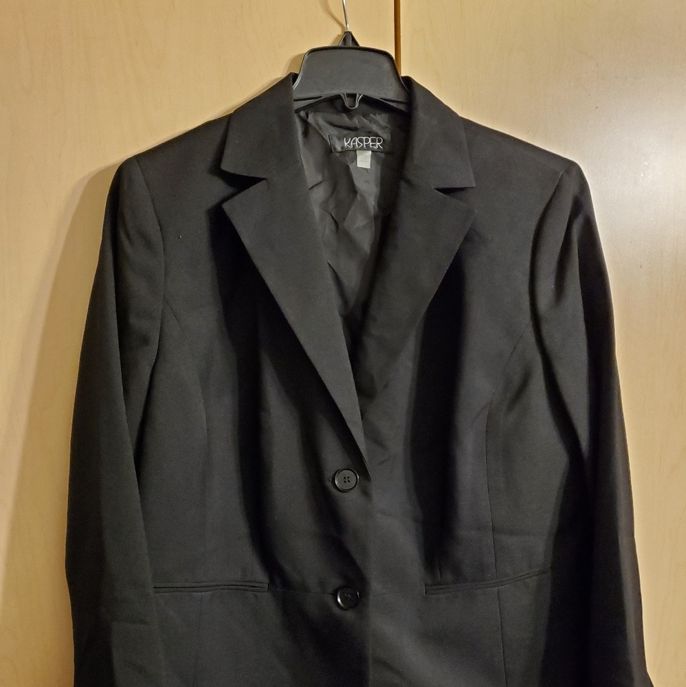 Womans 18w Kasper black jacket.